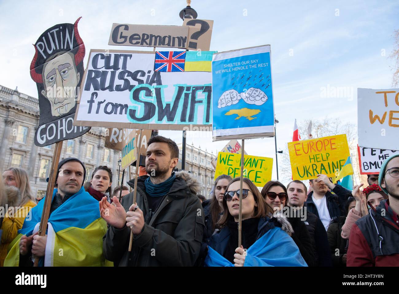 London, England, Großbritannien 26. Februar 2022 Tausende versammeln sich vor der Downing Street in Solidarität mit der Ukraine, um gegen die russische Invasion des Landes zu protestieren. Männer, Frauen, Kinder aller Nationalitäten stehen neben Ukrainern und Russen, die den Krieg von Präsident Wladimir Putins ablehnen. Stockfoto