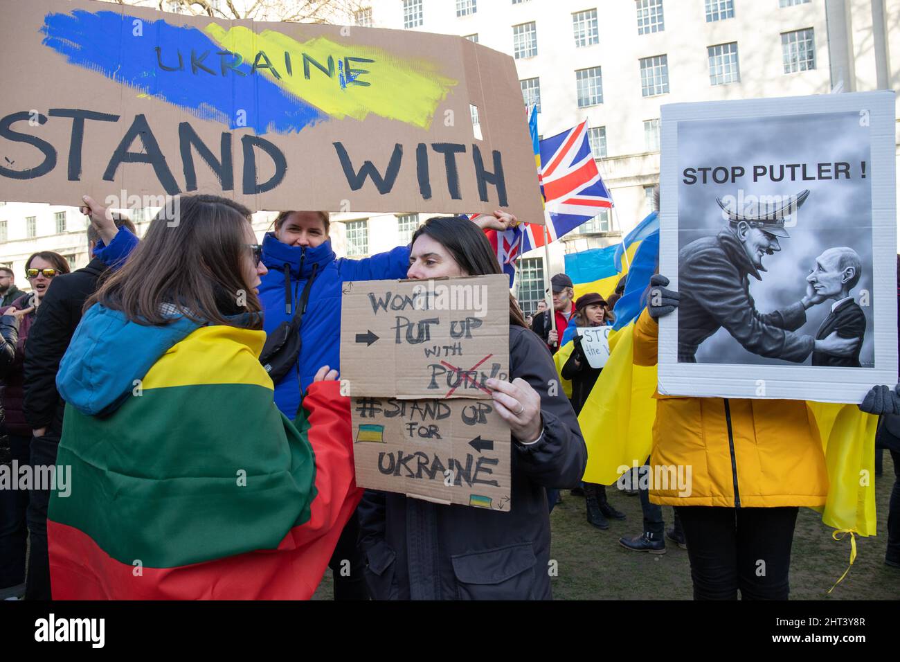 London, England, Großbritannien 26. Februar 2022 Tausende versammeln sich vor der Downing Street in Solidarität mit der Ukraine, um gegen die russische Invasion des Landes zu protestieren. Männer, Frauen, Kinder aller Nationalitäten stehen neben Ukrainern und Russen, die den Krieg von Präsident Wladimir Putins ablehnen. Stockfoto