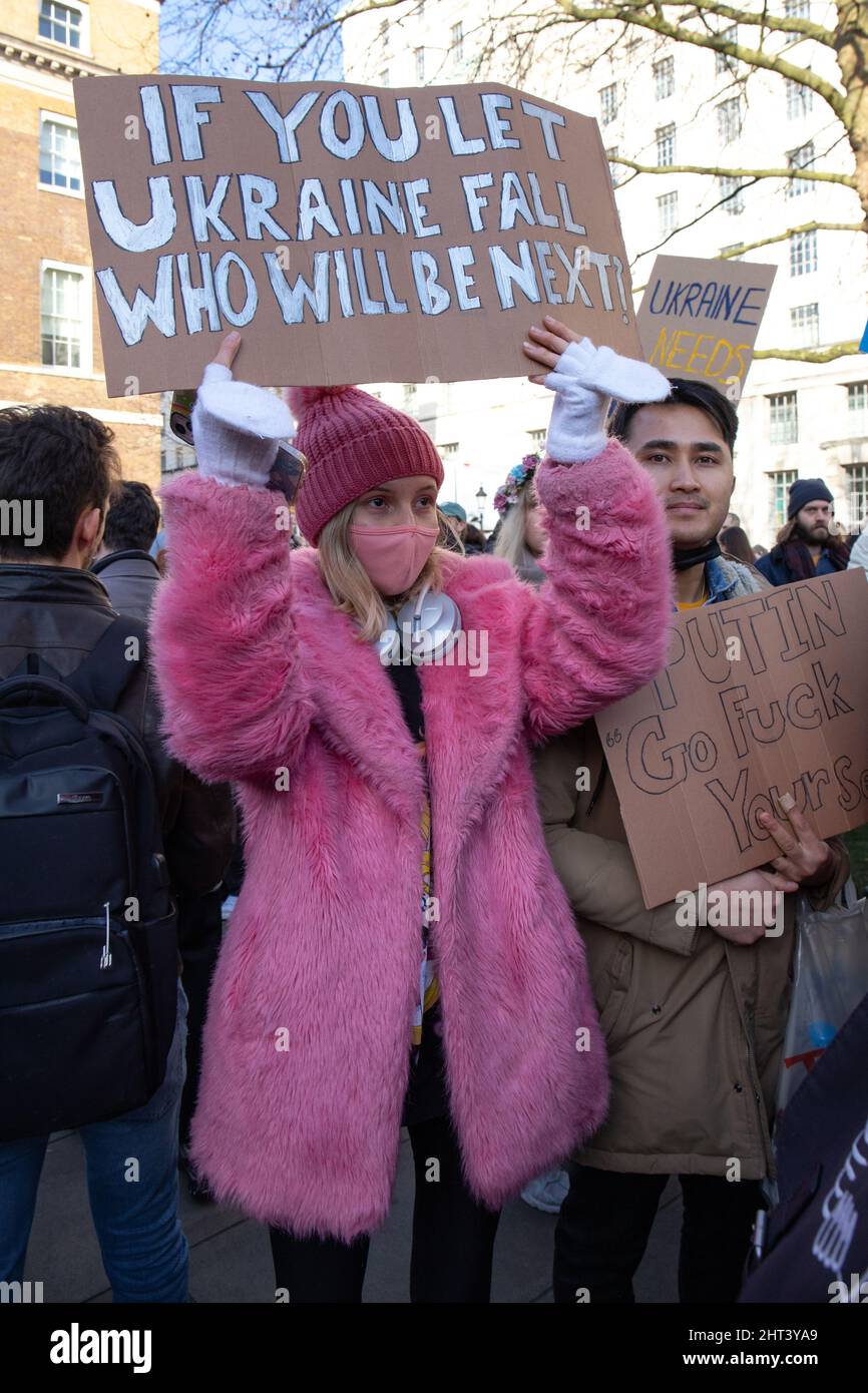 London, England, Großbritannien 26. Februar 2022 Tausende versammeln sich vor der Downing Street in Solidarität mit der Ukraine, um gegen die russische Invasion des Landes zu protestieren. Männer, Frauen, Kinder aller Nationalitäten stehen neben Ukrainern und Russen, die den Krieg von Präsident Wladimir Putins ablehnen. Stockfoto