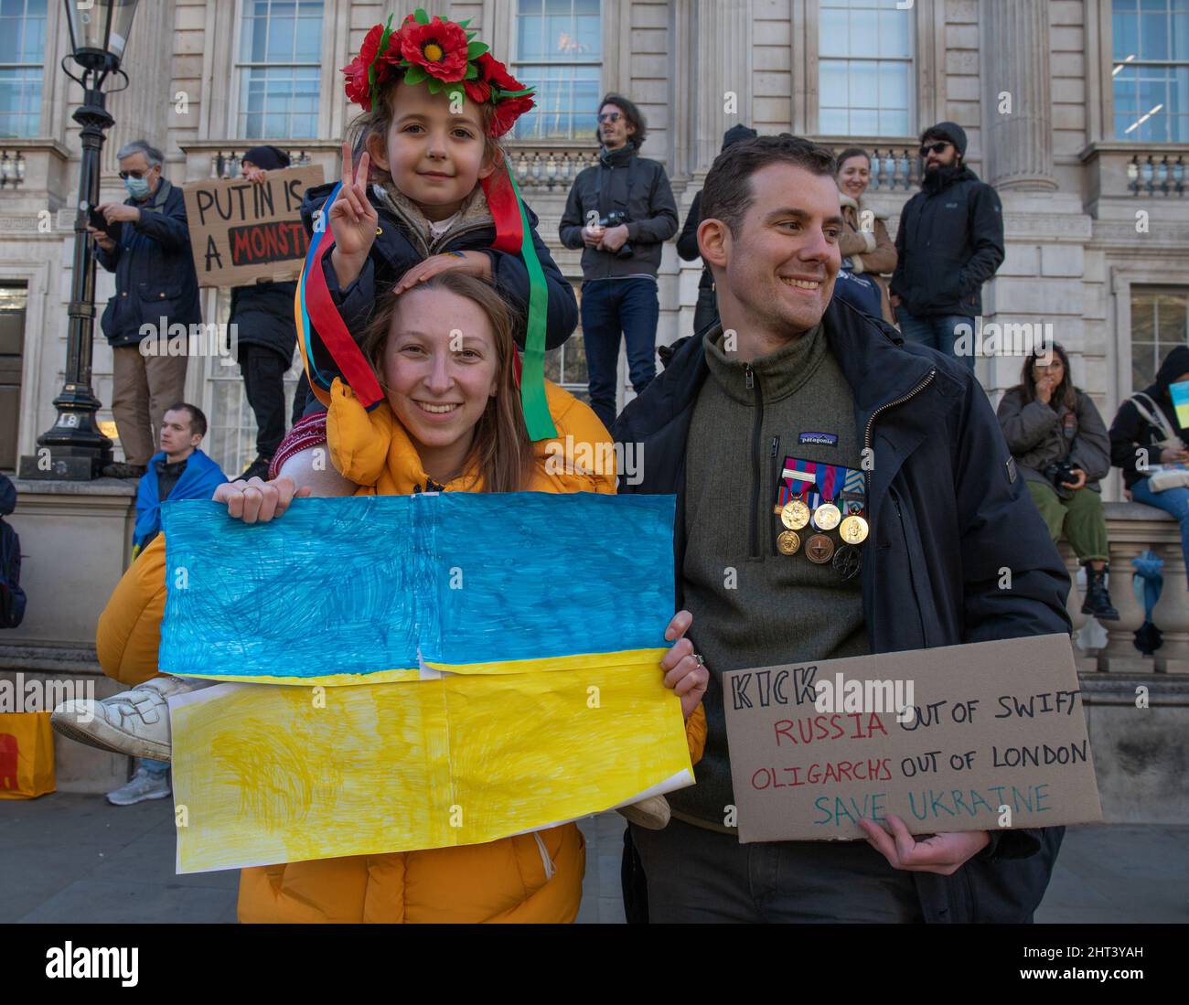 London, England, Großbritannien 26. Februar 2022 Tausende versammeln sich vor der Downing Street in Solidarität mit der Ukraine, um gegen die russische Invasion des Landes zu protestieren. Männer, Frauen, Kinder aller Nationalitäten stehen neben Ukrainern und Russen, die den Krieg von Präsident Wladimir Putins ablehnen. Stockfoto
