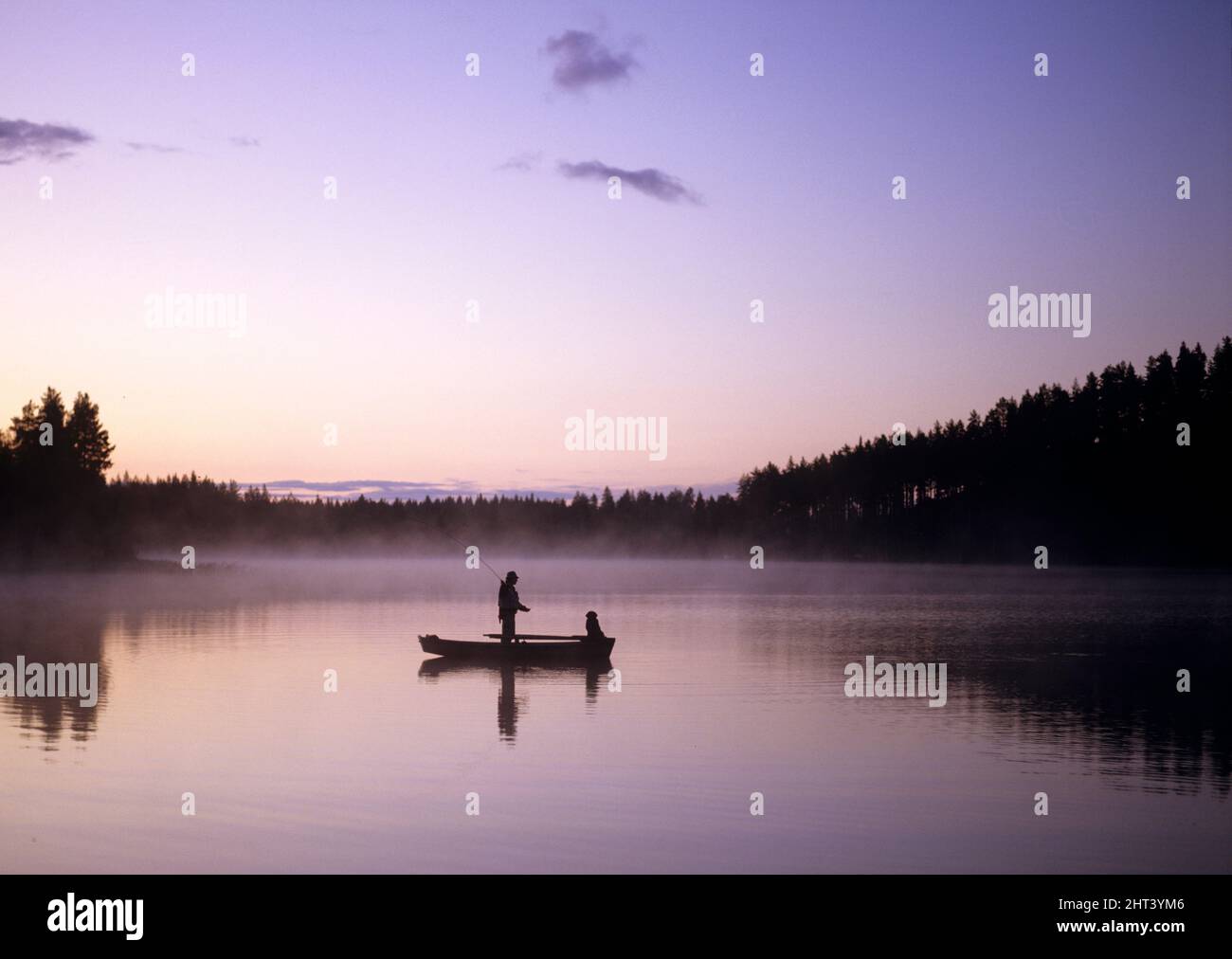 Fliegenfischen auf dem Fluss von einem Boot aus Stockfoto
