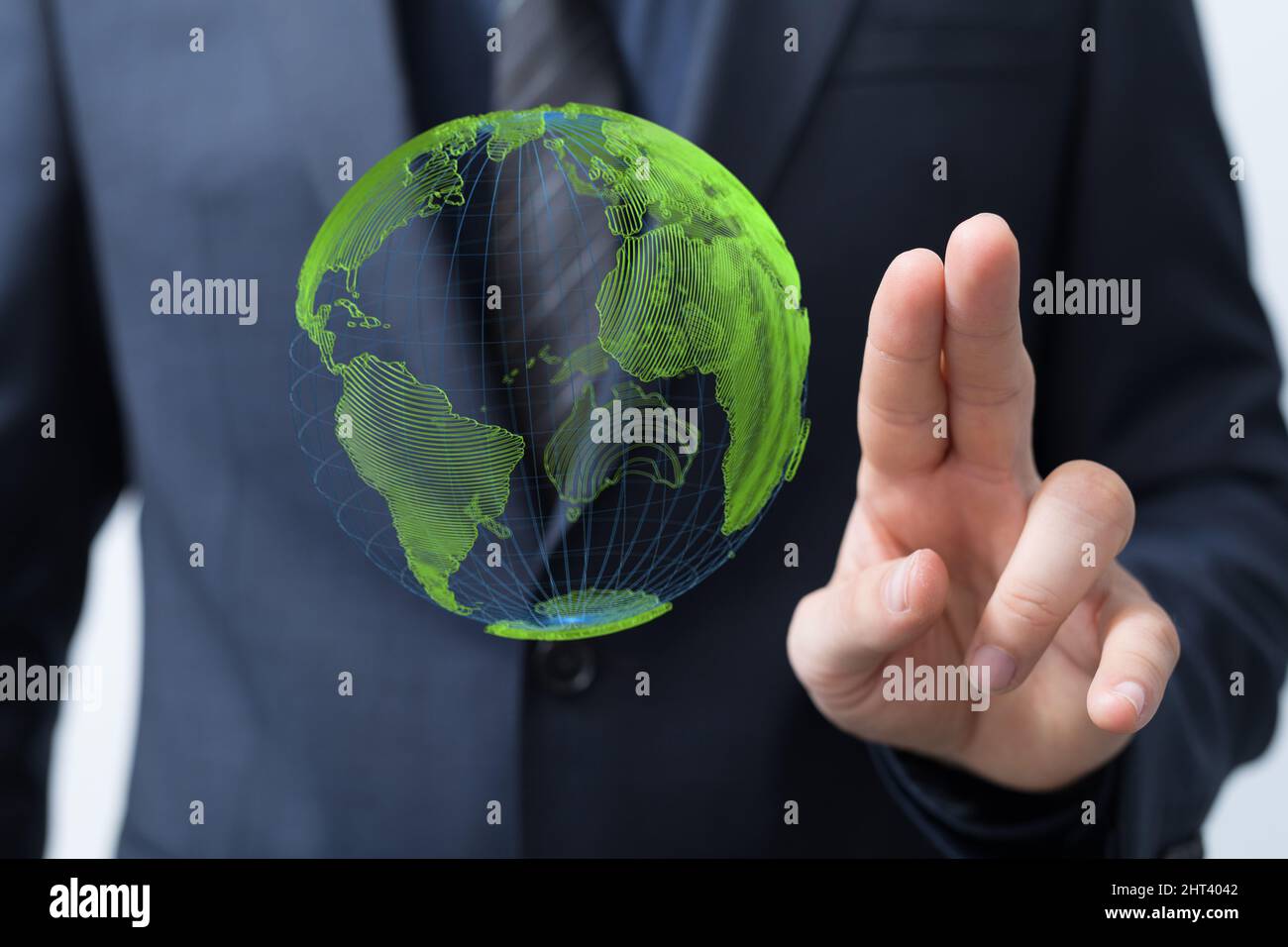 Person, die die virtuelle Projektion von Ökologie und Umweltschutz präsentiert Stockfoto