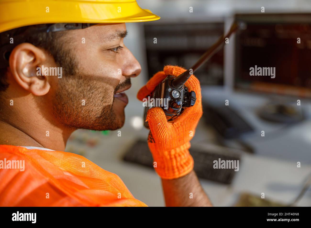 Junger multiethnischer Betreiber, der in einer Bauanlage arbeitet Stockfoto
