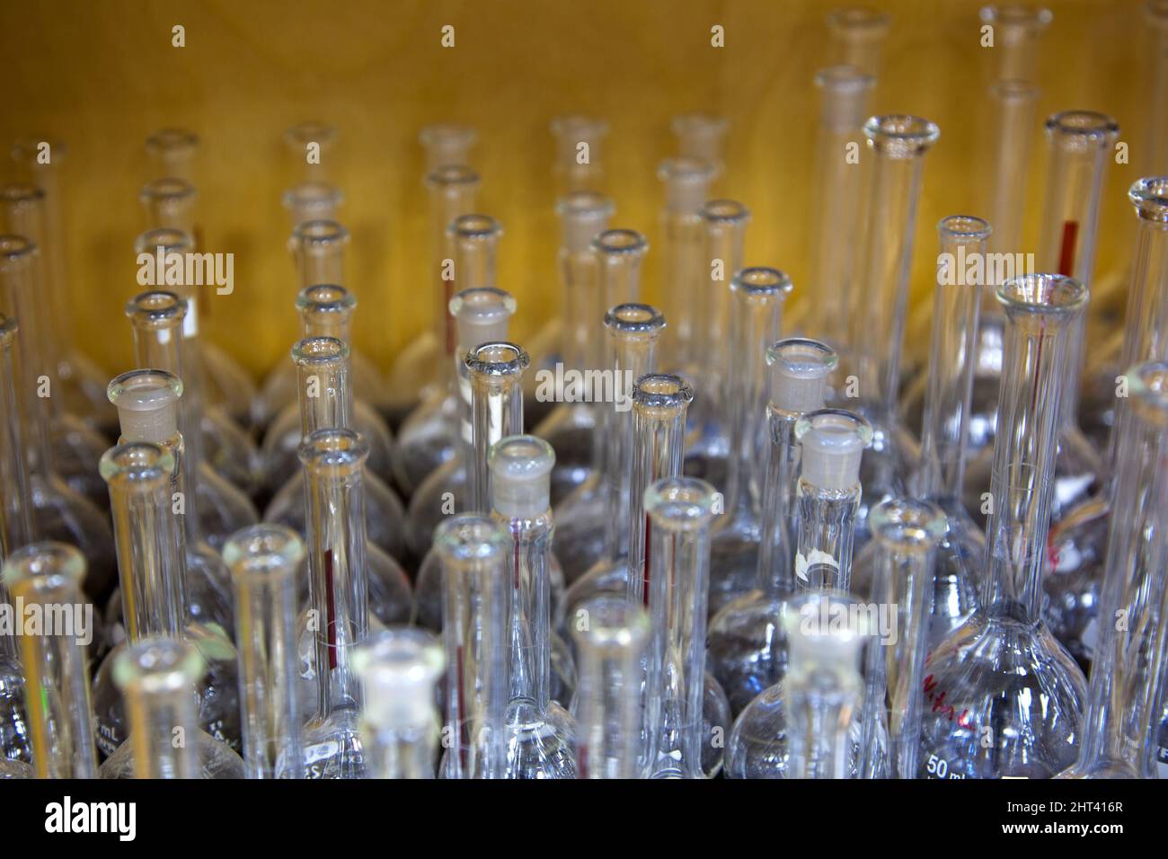 Nahaufnahme von chemischen Glaswaren - volumetrische Kolben Stockfoto