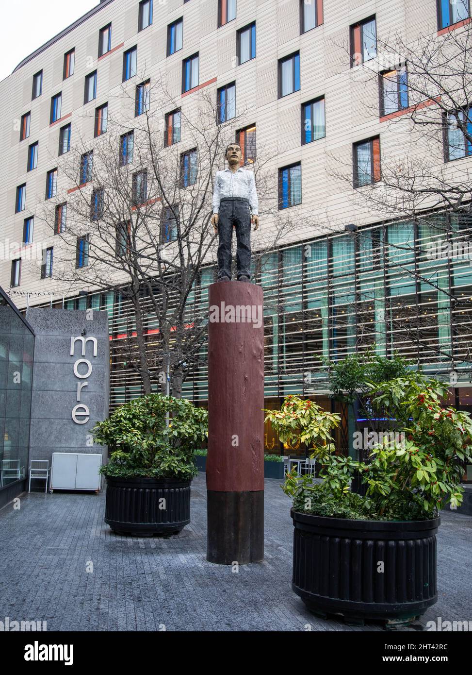 Eine schöne Ansicht einer menschlichen Figur in More London Place Stockfoto