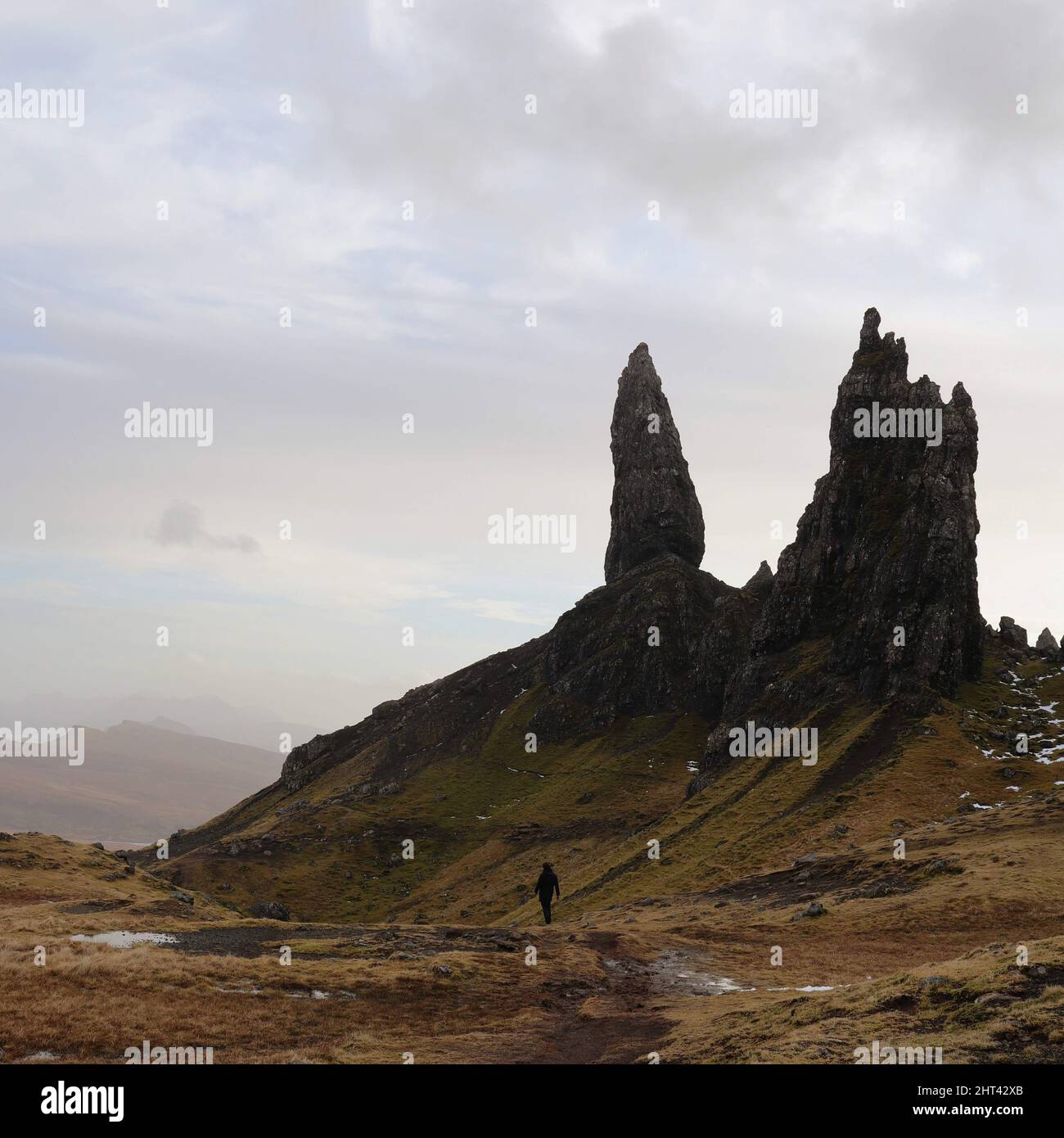 Der Wanderer und der alte Mann von storr, Insel skye, schottland. Stockfoto