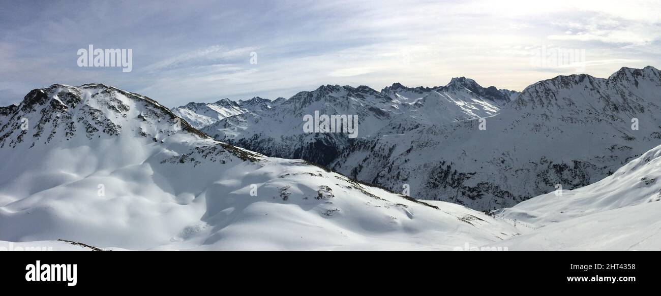 Ein schöner Blick auf die verschneiten Berge in den Highlands an einem sonnigen Wintertag Stockfoto