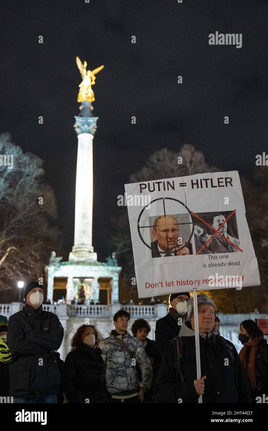 München, Deutschland. 26.. Februar 2022. Am 26. Februar 2022 versammelten sich mehr als 120 Teilnehmer vor dem Friedensengel in München, um ihre Solidarität mit der Ukraine zu zeigen. Die Demonstranten forderten den sofortigen Abzug der russischen Truppen, eine politische Lösung des Konflikts, die Unterstützung der deutschen Regierung und sofortige Sanktionen gegen Russland. (Foto: Alexander Pohl/Sipa USA) Quelle: SIPA USA/Alamy Live News Stockfoto