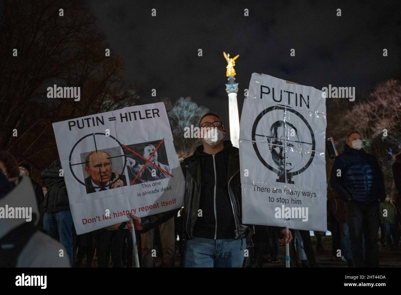 München, Deutschland. 26.. Februar 2022. Am 26. Februar 2022 versammelten sich mehr als 120 Teilnehmer vor dem Friedensengel in München, um ihre Solidarität mit der Ukraine zu zeigen. Die Demonstranten forderten den sofortigen Abzug der russischen Truppen, eine politische Lösung des Konflikts, die Unterstützung der deutschen Regierung und sofortige Sanktionen gegen Russland. (Foto: Alexander Pohl/Sipa USA) Quelle: SIPA USA/Alamy Live News Stockfoto