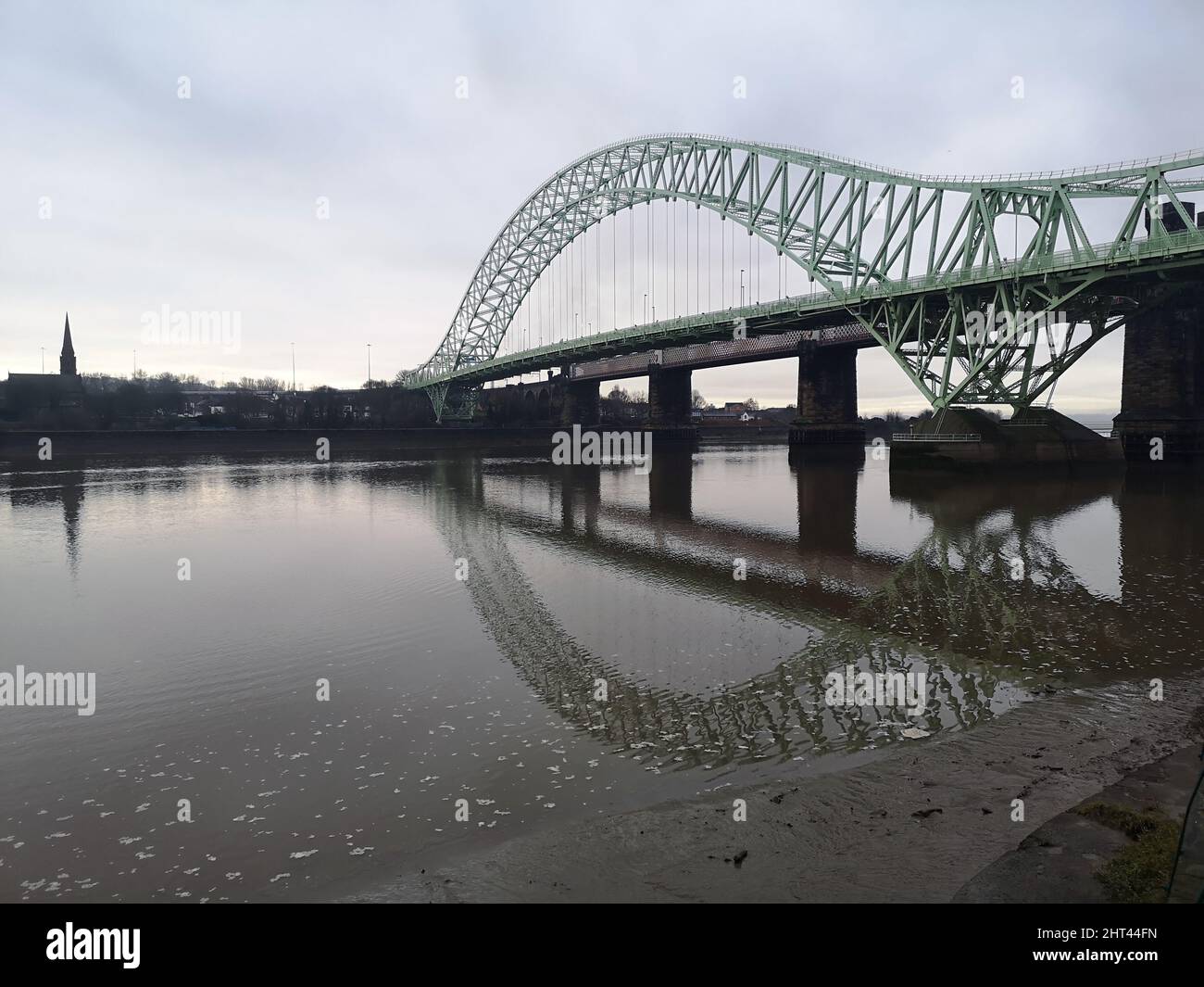 Wunderschöne Aufnahme der Silver Jubilee Bridge am Fluss Mersey Stockfoto
