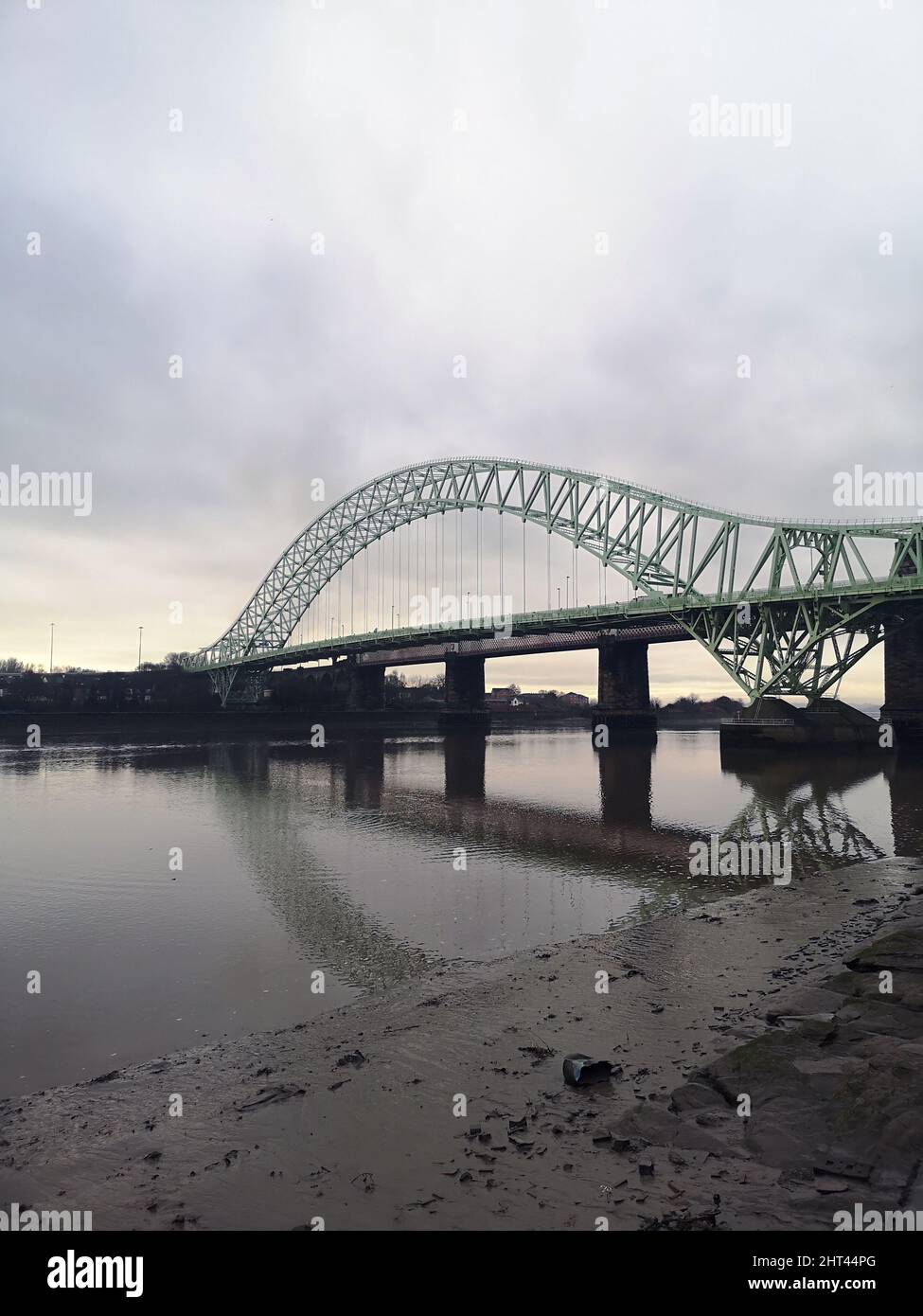 Wunderschöne Aufnahme der Silver Jubilee Bridge am Fluss Mersey Stockfoto