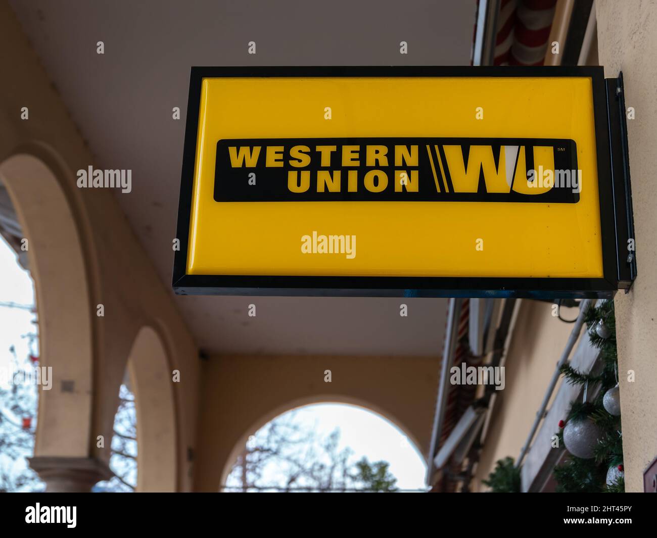 Locarno, Schweiz - 29. Dezember 2021: Die Western Union Company ist ein US-amerikanisches multinationales Finanzdienstleistungsunternehmen Stockfoto