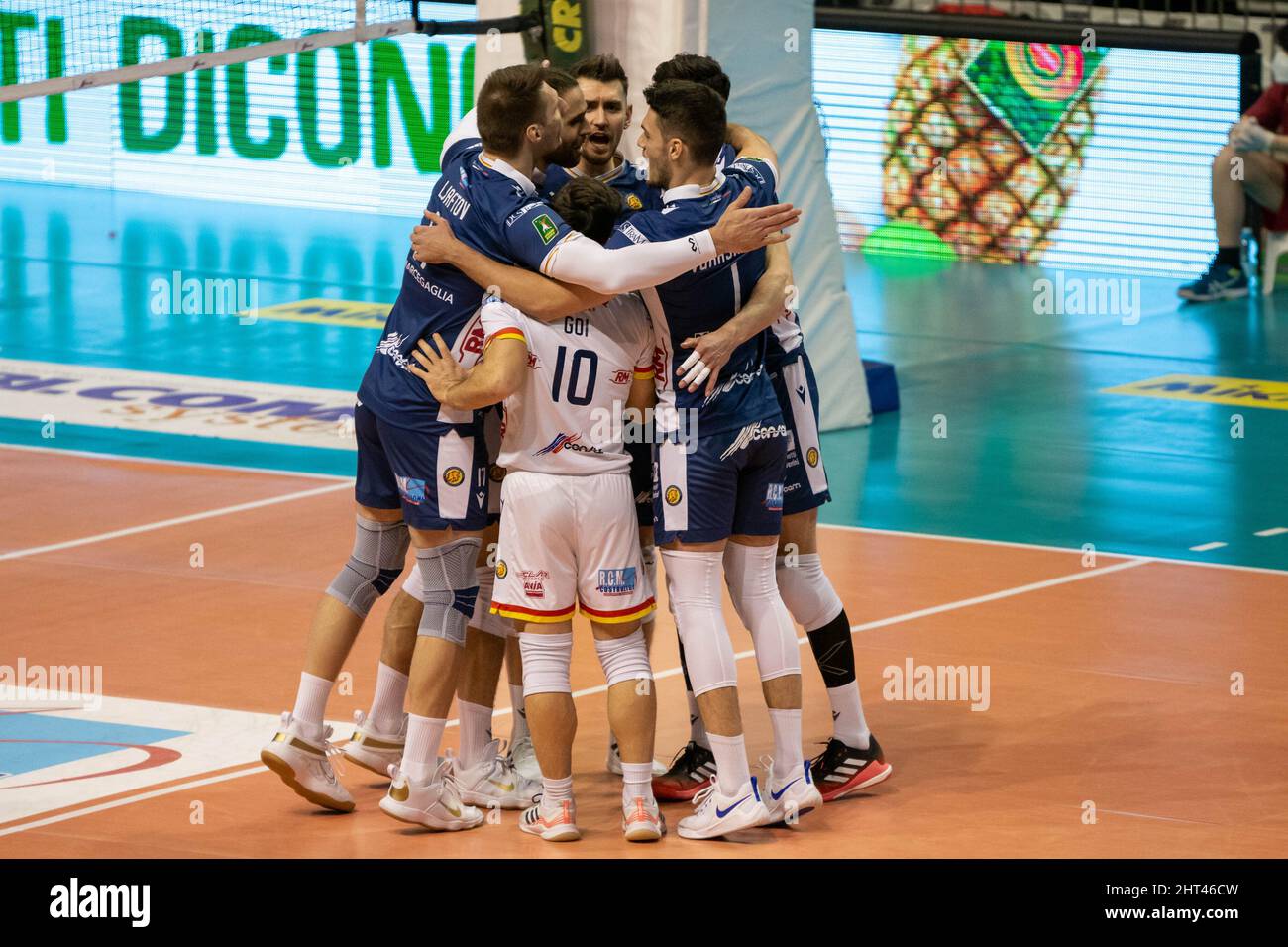 Ravenna, Italien. 26.. Februar 2022. Jubel Ravenna während des Consar Ravenna vs NBV Verona, Volleyball Italienische Serie A Männer Superliga Meisterschaft in Ravenna, Italien, Februar 26 2022 Quelle: Independent Photo Agency/Alamy Live News Stockfoto