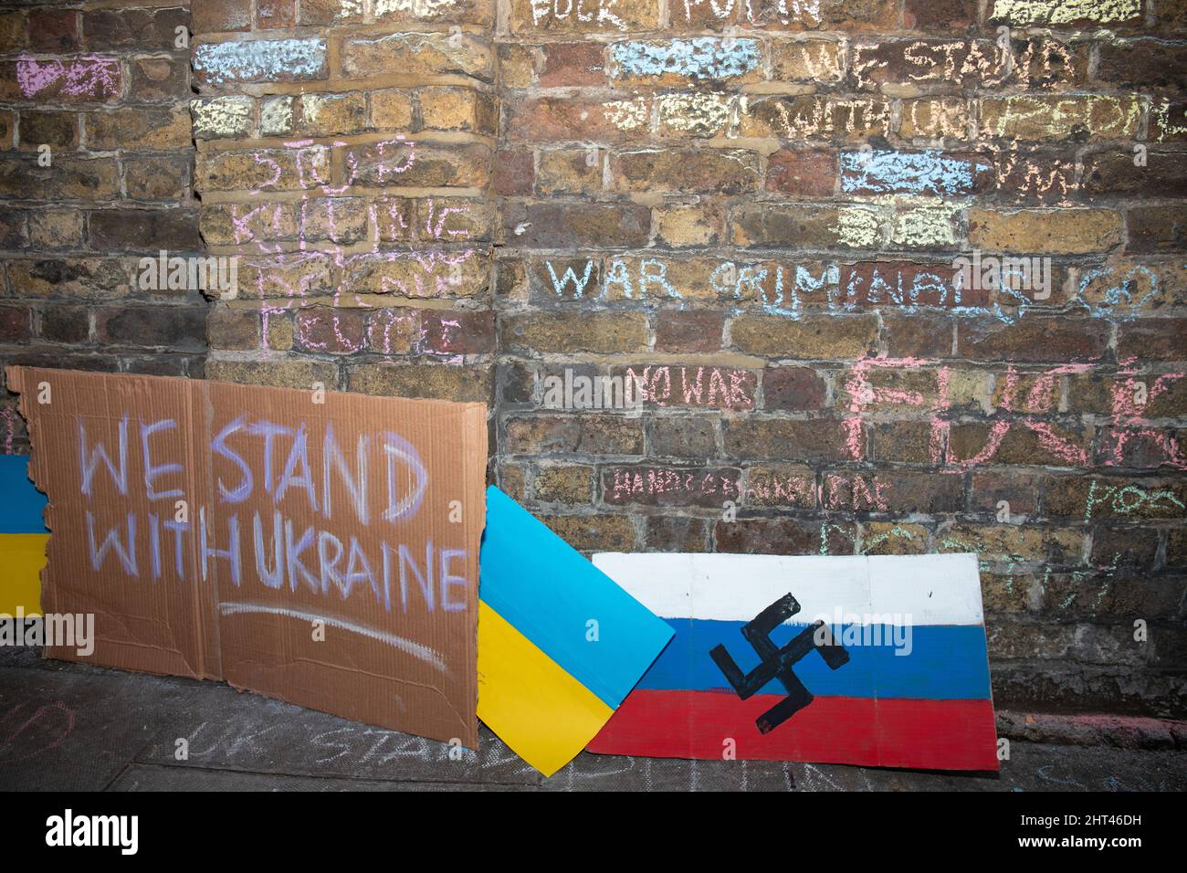 London, England, Großbritannien 26. Februar 2022 Hunderte versammeln sich vor der russischen Botschaft in Solidarität mit der Ukraine, um gegen die russische Invasion des Landes zu protestieren. Die Demonstranten schreiben Botschaften an die Botschaftsmauer und hinterlassen Schilder an den Toren und Geländern Stockfoto