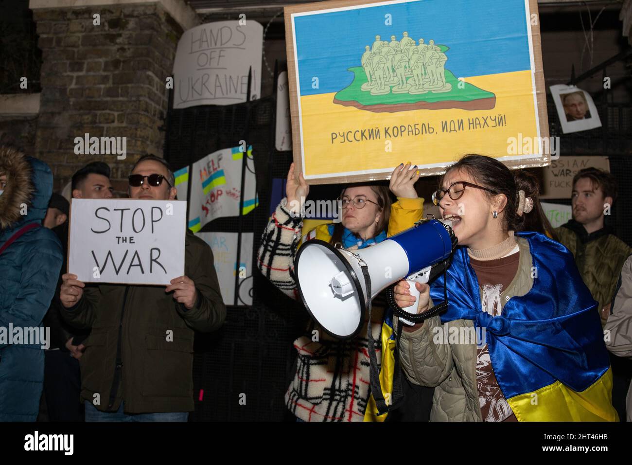 London, England, Großbritannien 26. Februar 2022 Hunderte versammeln sich vor der russischen Botschaft in Solidarität mit der Ukraine, um gegen die russische Invasion des Landes zu protestieren. Die Demonstranten schreiben Botschaften an die Botschaftsmauer und hinterlassen Schilder an den Toren und Geländern Stockfoto