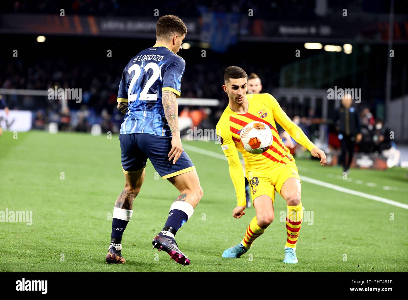 NEAPEL, ITALIEN - 24. FEBRUAR: Ferran Torres vom FC Barcelona tritt während der UEFA Europa League Knockout Round Play-offs mit Giovanni Di Lorenzo vom SSC Napoli um den Ball an am 24. Februar 2022 in Neapel, Italien, spielt der SSC Napoli und der FC Barcelona im Stadio Diego Armando Maradona. (Foto nach MB-Medien) Stockfoto