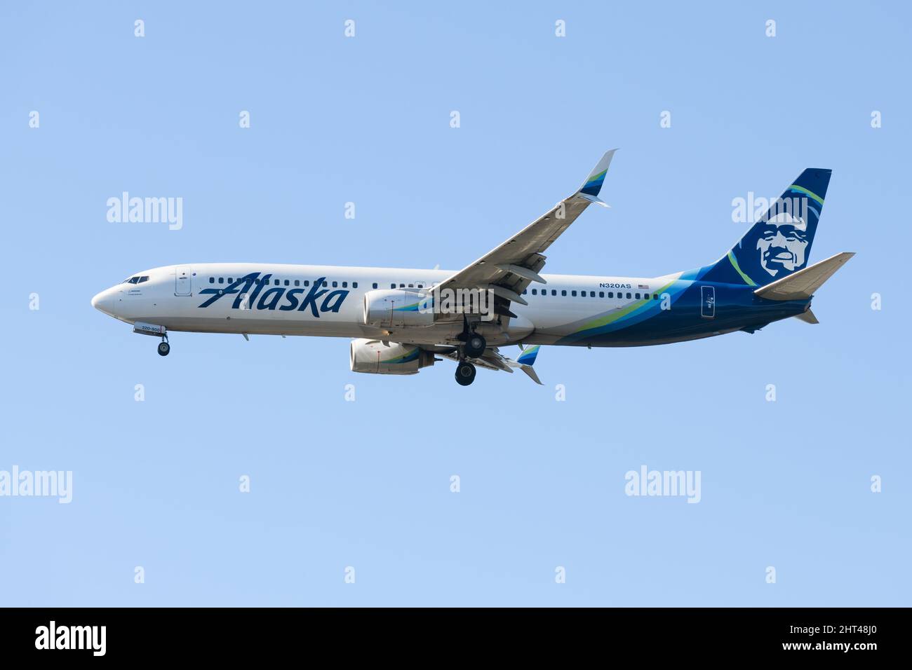 SeaTac, WA, USA - 23. Februar 2022; Alaska Airlines 737-900 bei endgültiger Annäherung mit abgelegtem Gang. Flug ist von Palm Springs nach Seattle Stockfoto