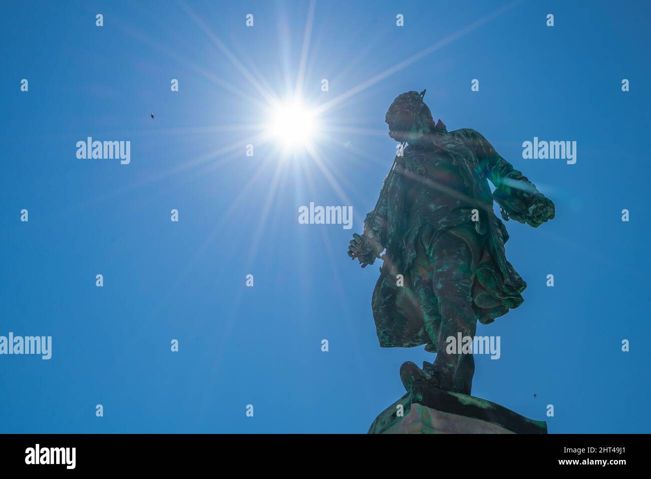 Low-Angle-Aufnahme der Statue des berühmten Komponisten Giuseppe Tartini gegen einen blauen Himmel mit einem Stockfoto