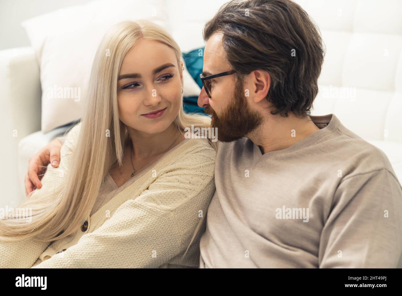 Attraktive kaukasische langhaarige blonde Frau in ihrem späten 20s kokatiös Blick auf ihren gut aussehenden Freund. Hochwertige Fotos Stockfoto