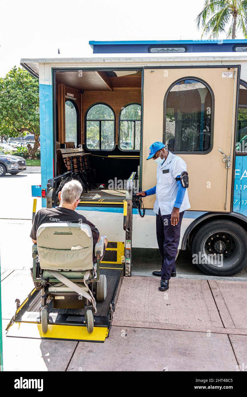 Miami Beach Florida kostenlose Trolley-Bus-Haltestelle behinderter älterer Mann, männlicher Boarding-Lift-Fahrer, der öffentliche Verkehrsmittel betreibt Stockfoto