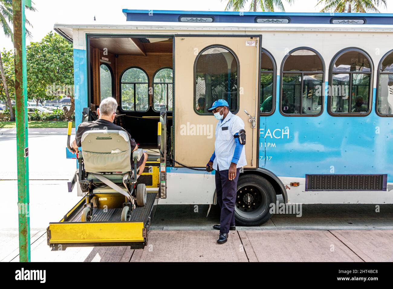 Miami Beach Florida kostenlose Trolley-Bus-Haltestelle behinderter älterer Mann, männlicher Boarding-Lift-Fahrer, der öffentliche Verkehrsmittel betreibt Stockfoto