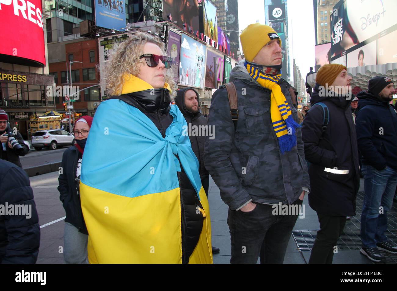 26. Februar 2022, New York, New York, USA: 26. Februar, 2022 New York, .Pro Ukrainisch Protest an der Kreuzung der Welt in New York City. Demonstranten versammelten sich, um die Bevölkerung der Ukraine zu unterstützen. (Bild: © Bruce Cotler/ZUMA Press Wire) Stockfoto