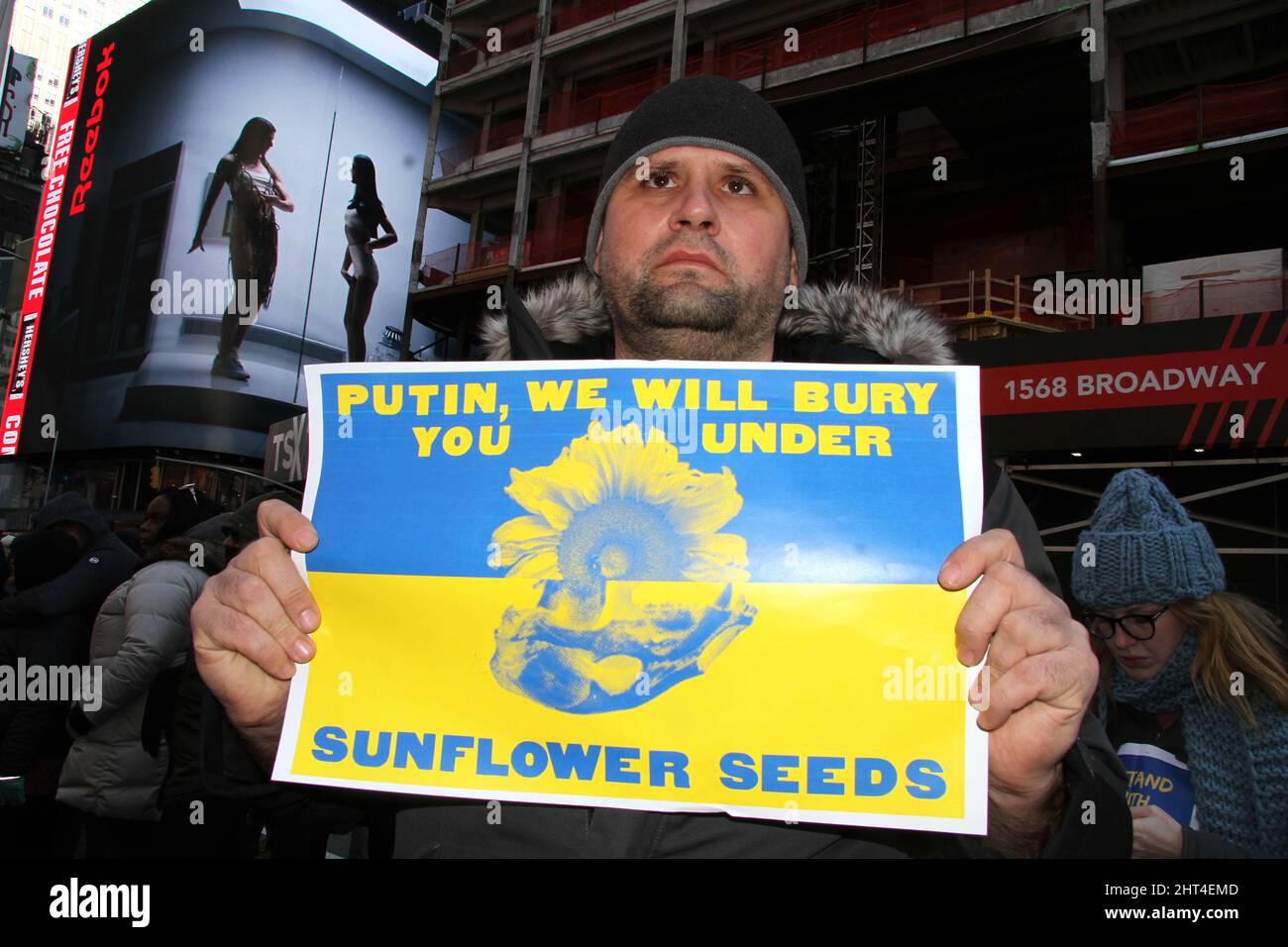 26. Februar 2022, New York, New York, USA: 26. Februar, 2022 New York, .Pro Ukrainisch Protest an der Kreuzung der Welt in New York City. Demonstranten versammelten sich, um die Bevölkerung der Ukraine zu unterstützen. (Bild: © Bruce Cotler/ZUMA Press Wire) Stockfoto