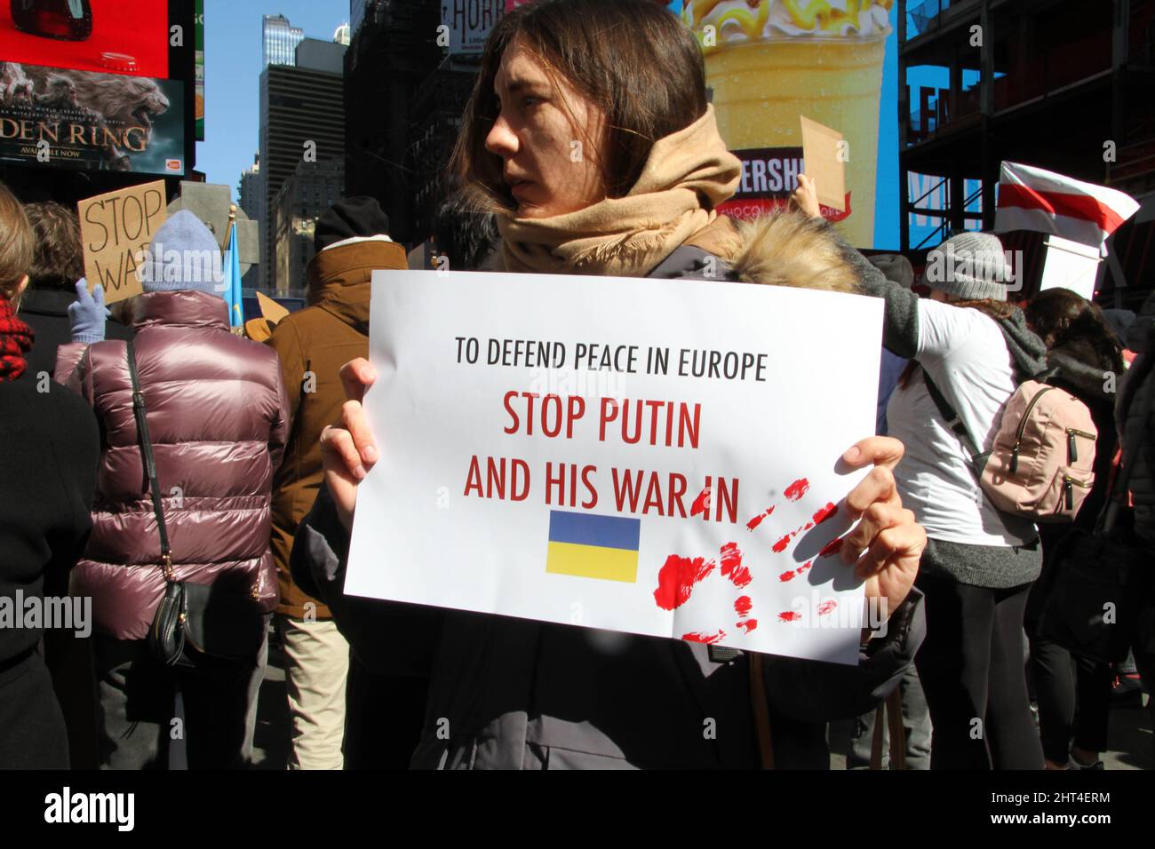 26. Februar 2022, New York, New York, USA: 26. Februar, 2022 New York, .Pro Ukrainisch Protest an der Kreuzung der Welt in New York City. Demonstranten versammelten sich, um die Bevölkerung der Ukraine zu unterstützen. (Bild: © Bruce Cotler/ZUMA Press Wire) Stockfoto