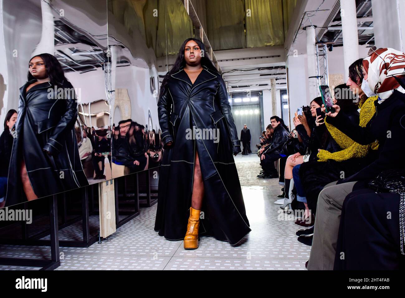 Mailand, Italien. 26.. Februar 2022. TRUSSARDI Herbst/Winter 2022-23 Start- und Landebahn während der Milan Fashion Week, 2022. Februar - Mailand, Italien. 26/02/2022 Credit: dpa/Alamy Live News Stockfoto