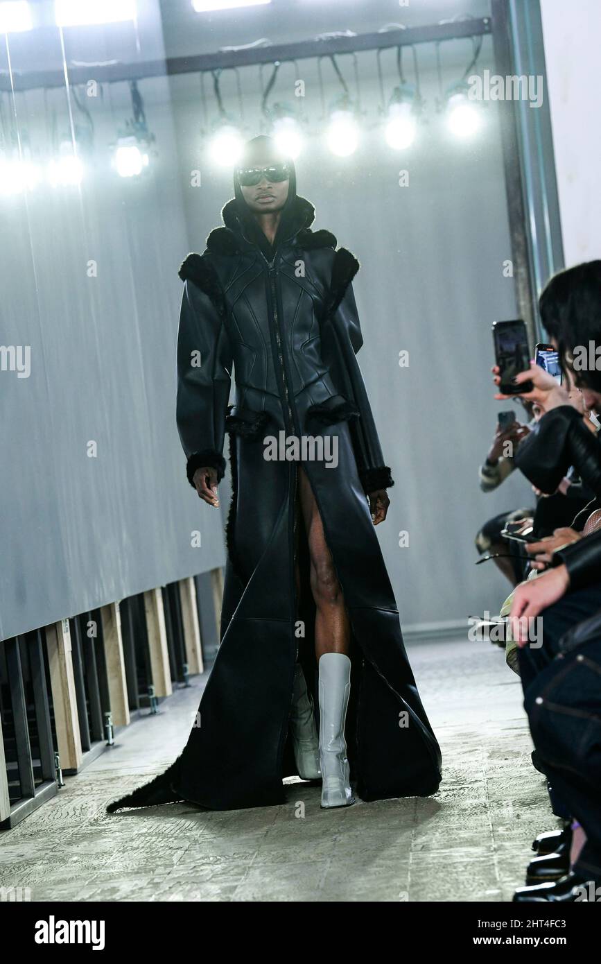 Mailand, Italien. 26.. Februar 2022. TRUSSARDI Herbst/Winter 2022-23 Start- und Landebahn während der Milan Fashion Week, 2022. Februar - Mailand, Italien. 26/02/2022 Credit: dpa/Alamy Live News Stockfoto