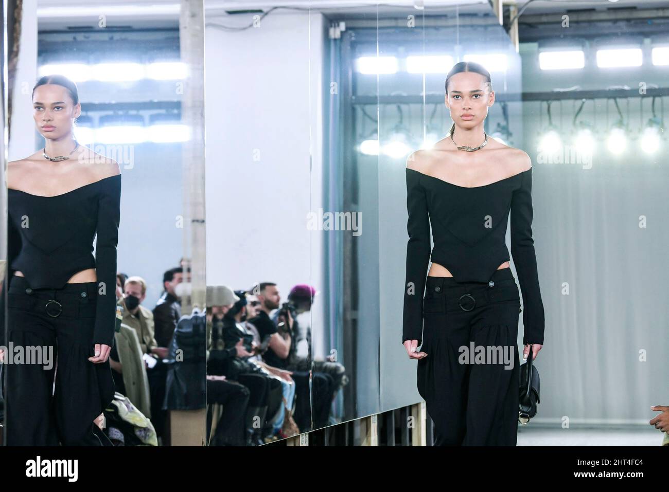 Mailand, Italien. 26.. Februar 2022. TRUSSARDI Herbst/Winter 2022-23 Start- und Landebahn während der Milan Fashion Week, 2022. Februar - Mailand, Italien. 26/02/2022 Credit: dpa/Alamy Live News Stockfoto