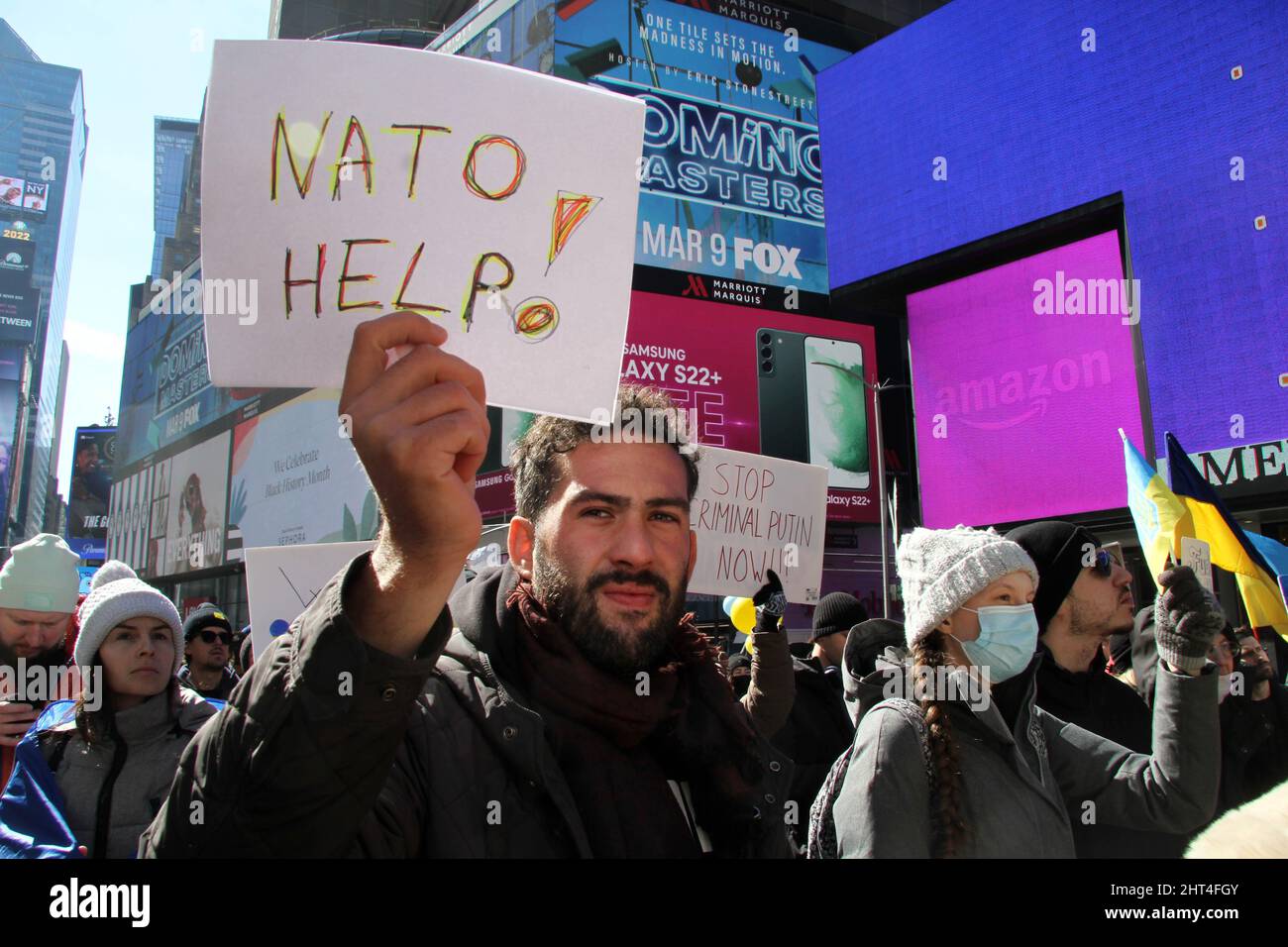 26. Februar 2022, New York, New York, USA: 26. Februar, 2022 New York, .Pro Ukrainisch Protest an der Kreuzung der Welt in New York City. Demonstranten versammelten sich, um die Bevölkerung der Ukraine zu unterstützen. (Bild: © Bruce Cotler/ZUMA Press Wire) Stockfoto