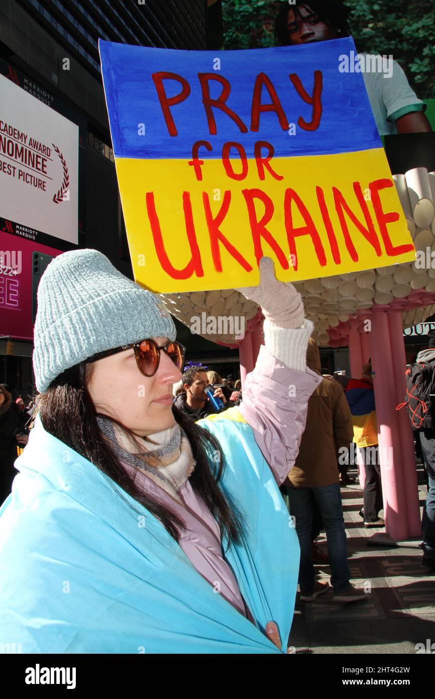 26. Februar 2022, New York, New York, USA: 26. Februar, 2022 New York, .Pro Ukrainisch Protest an der Kreuzung der Welt in New York City. Demonstranten versammelten sich, um die Bevölkerung der Ukraine zu unterstützen. (Bild: © Bruce Cotler/ZUMA Press Wire) Stockfoto