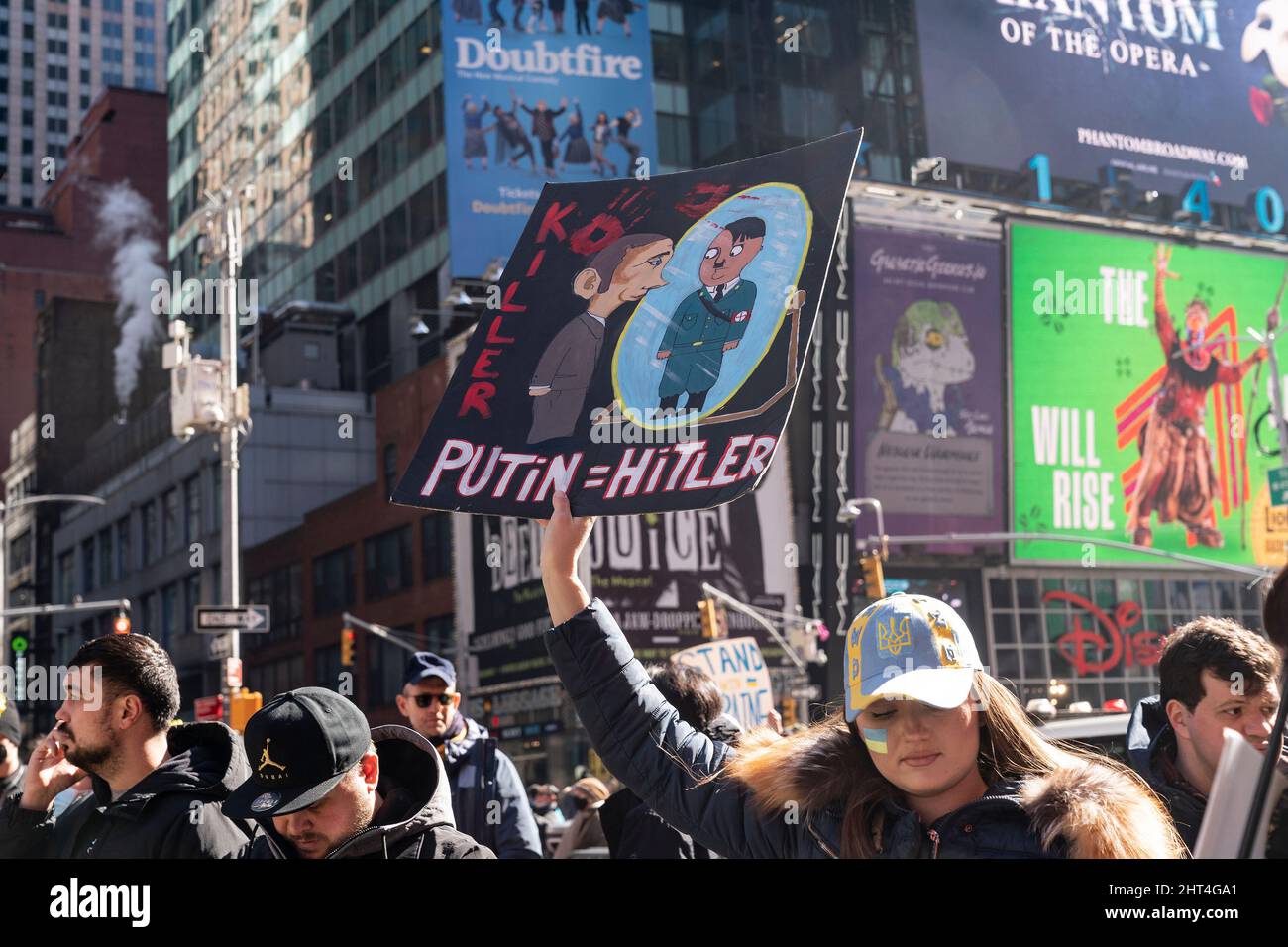 New York, USA. 26.. Februar 2022. Hunderte von Demonstranten veranstalten am 26. Februar 2022 eine Kundgebung gegen die russische Invasion in die Ukraine auf dem Times Square in New York. Der Protestierende hält ein Plakat, auf dem die Wahrscheinlichkeit dargestellt wird, dass Präsident Putin in einen Spiegel schaut und Hitler sieht. (Foto von Lev Radin/Sipa USA) Quelle: SIPA USA/Alamy Live News Stockfoto