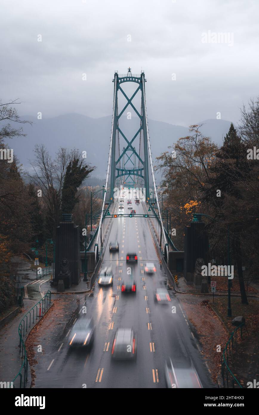 Eine vertikale Aufnahme der Lions Gate Bridge im Stanley Park.Vancouver, Kanada Stockfoto