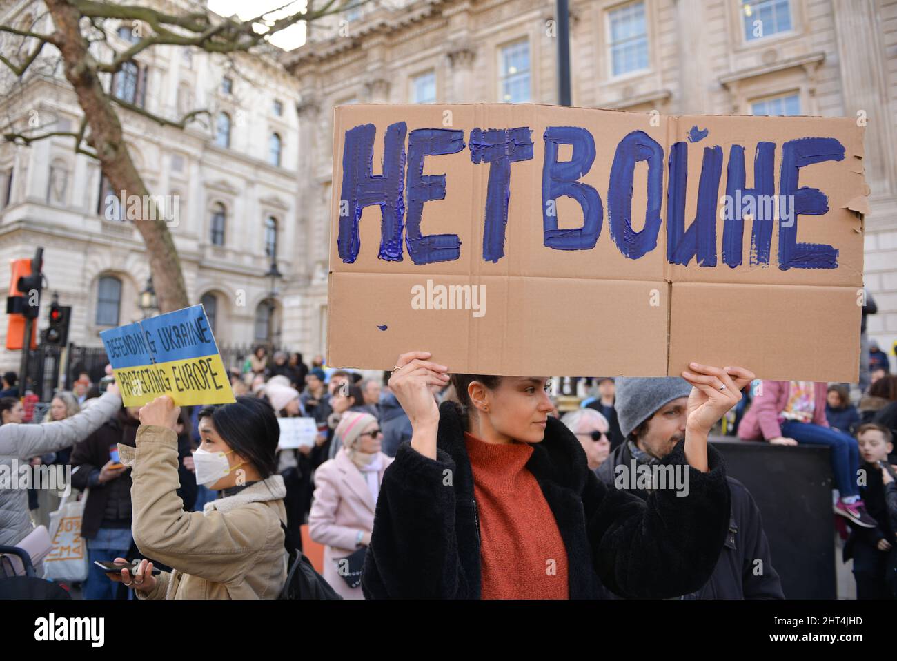 In London lebende Ukrainer und Anti-Kriegs-Demonstranten demonstrierten gegenüber der Downing Street gegen die russische Invasion in der Ukraine. Stockfoto