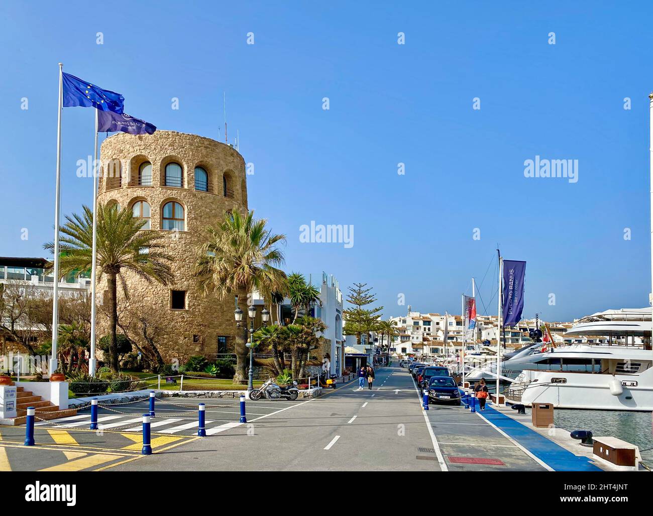 Puerto Banus, Marbella, Spanien - 31. Januar 2022: Wachturm und Luxusjachten, Luxusgeschäfte und Restaurants an exklusiver Lage an der Costa del Sol Stockfoto
