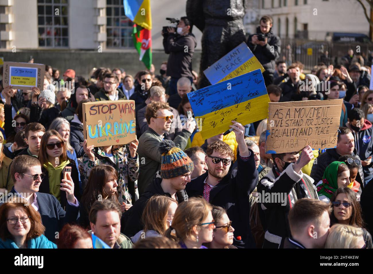In London lebende Ukrainer und Anti-Kriegs-Demonstranten demonstrierten gegenüber der Downing Street gegen die russische Invasion in der Ukraine. Stockfoto