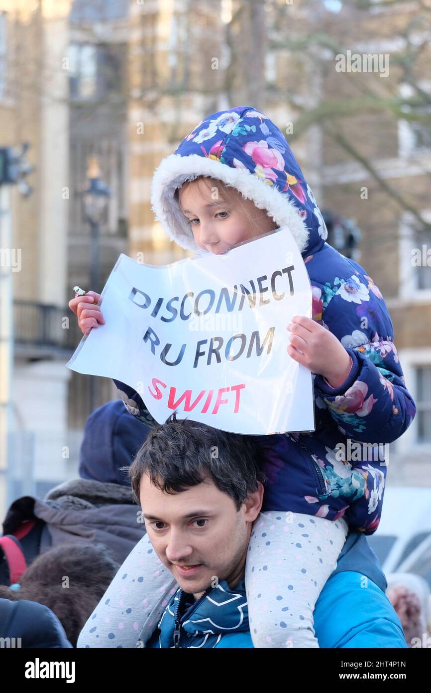 London, Großbritannien, 26.. Februar 2022, Hunderte versammelten sich in Whitehall bei einer Kundgebung und Demonstration gegen die ukrainische Invasion und forderten verstärkte Wirtschaftssanktionen, wie die Einschnitte beim Zugang zu dem Swift-Zahlungssystem für die russischen Banken. Kredit: Elfte Stunde Fotografie/Alamy Live Nachrichten Stockfoto