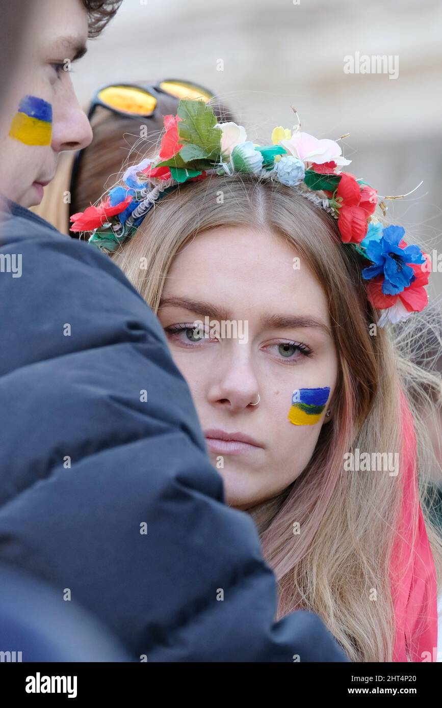 London, Großbritannien, 26.. Februar 2022, Eine ukrainische Frau, die nachdenklich aussieht, ist eine von Hunderten, die in Whitehall versammelt sind. Die Demonstration gegen die ukrainische Invasion ruft auch zu verstärkten Wirtschaftssanktionen auf, wie zum Beispiel der Einschnitt des Zugangs zu dem Swift-Zahlungssystem, das den russischen Banken auferlegt werden soll. Kredit: Elfte Stunde Fotografie/Alamy Live Nachrichten Stockfoto