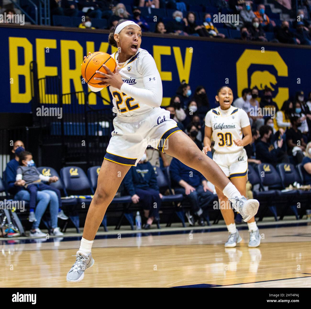 Berkeley, CA, USA, 26.. Februar 2022. A. die kalifornische Wache Cailyn Crocker (22) ergreift den Rebound während des NCAA Women's Basketball-Spiels zwischen den Washington State Cougars und den California Golden Bears. Washington State schlug California 73-67 im Hass Pavilion Berkeley Calif. Thurman James/CSM/Alamy Live News Stockfoto