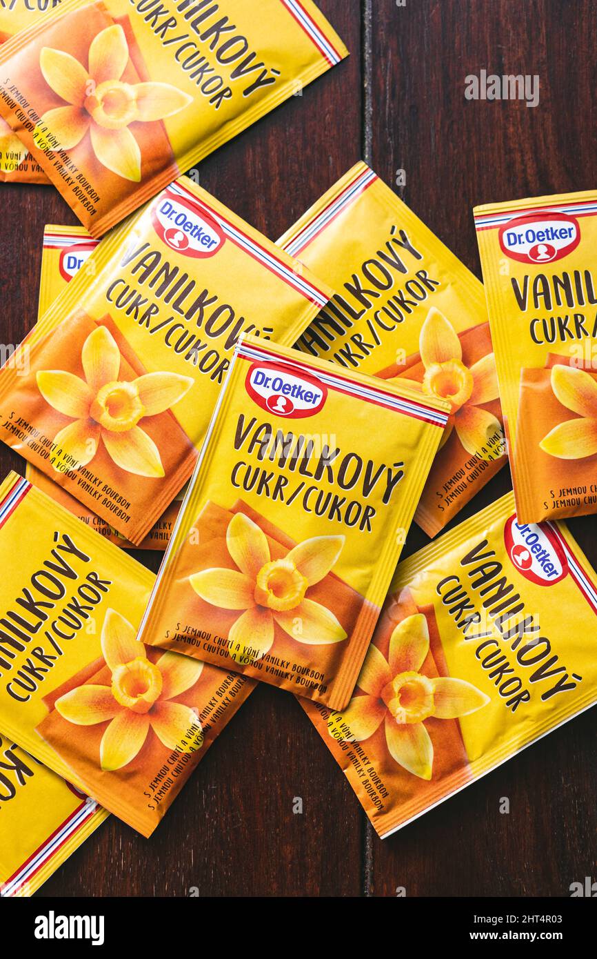 Draufsicht auf Vanillezucker von Dr. Oetker mit gelber Verpackung Stockfoto