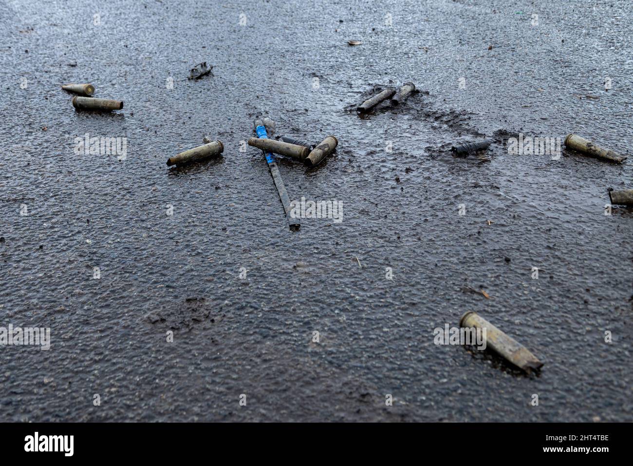 Charkiw, Ukraine. 26.. Februar 2022. Am 26. Februar 2022 wurde am nördlichen Stadtrand von Charkiw, Ukraine, ein 30-mm-Mantelgehäuse auf dem Boden angebracht. Ukrainische Truppen wehrten den ersten russischen Vormarsch in die Stadt ab. Foto von Collin Mayfield, Quelle: SIPA USA/Alamy Live News Stockfoto