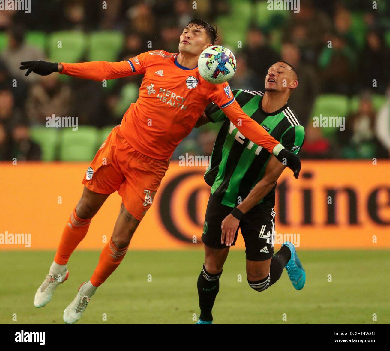 Austin, Texas, USA. 26. Februar 2022: FC Cincinnati-Stürmer Brandon Vazquez (19) führt den Ball vor dem FC Austin-Verteidiger Ruben Gabrielsen (4) während eines Fußballspiels der Major League am 26. Februar 2022 in Austin, Texas. (Bild: © Scott Coleman/ZUMA Press Wire) Bild: ZUMA Press, Inc./Alamy Live News Stockfoto