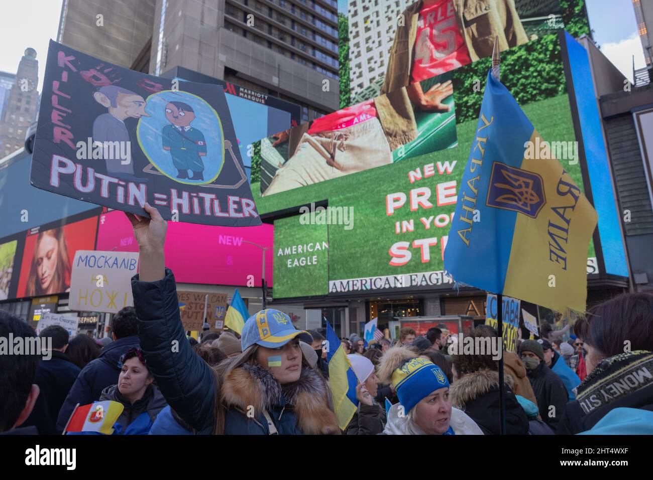 NEW YORK, NY – 26. Februar 2022: Demonstranten am Times Square protestieren gegen die russische Invasion in der Ukraine. Stockfoto