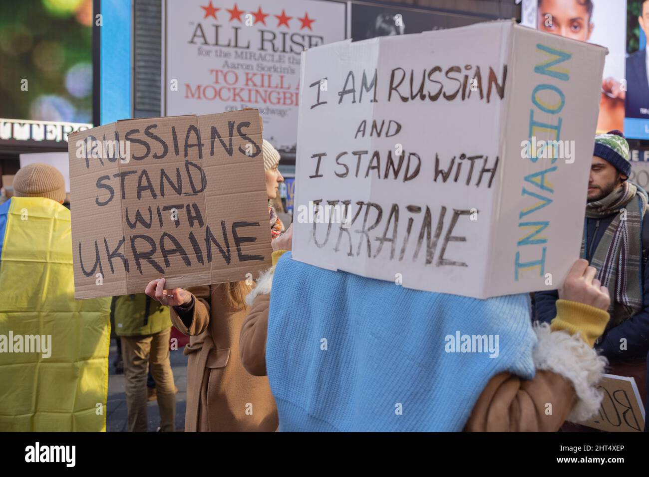 NEW YORK, NY – 26. Februar 2022: Demonstranten am Times Square protestieren gegen die russische Invasion in der Ukraine. Stockfoto