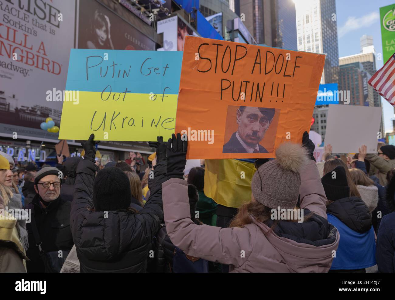 NEW YORK, NY – 26. Februar 2022: Demonstranten am Times Square protestieren gegen die russische Invasion in der Ukraine. Stockfoto