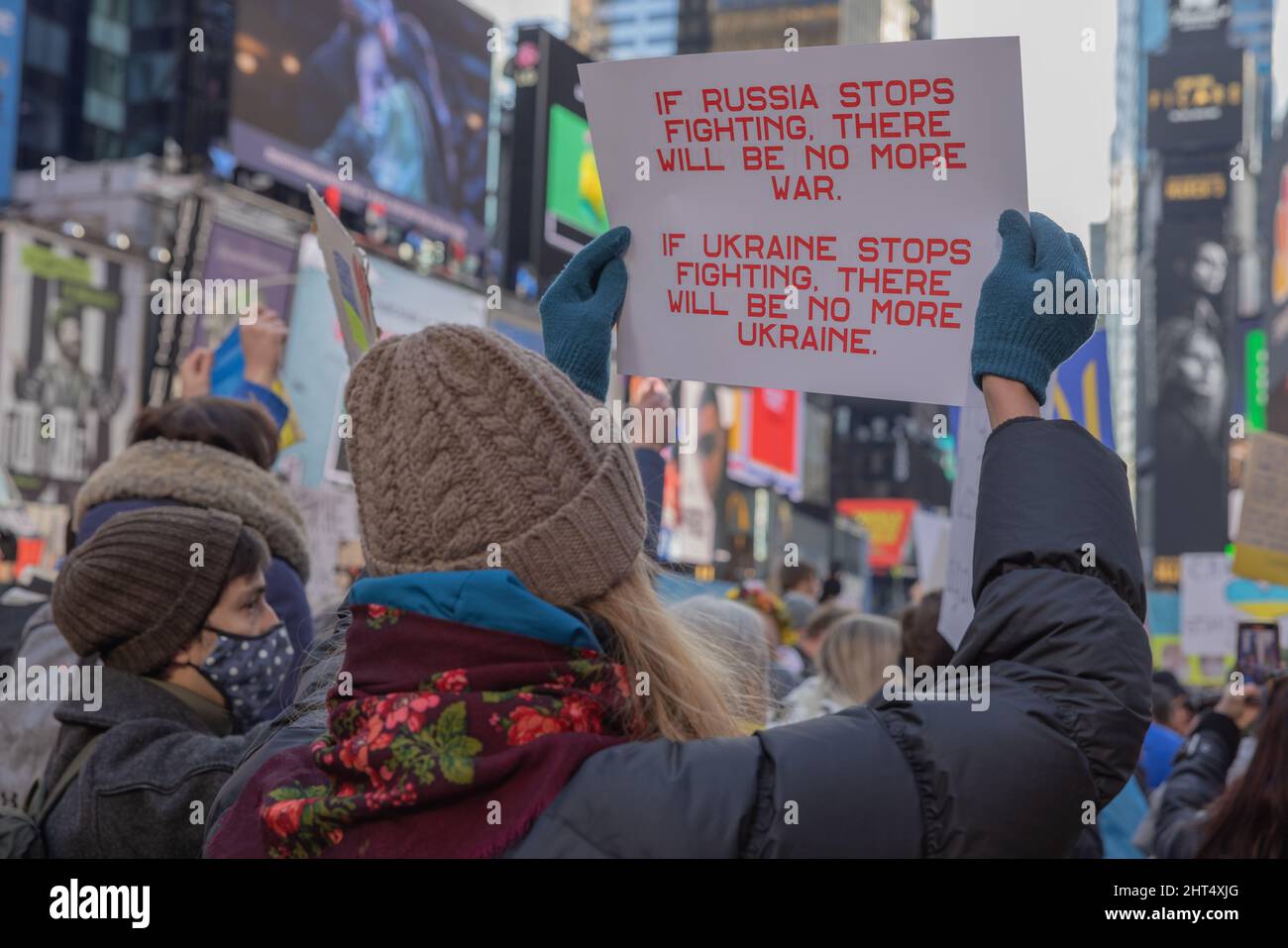 NEW YORK, NY – 26. Februar 2022: Demonstranten am Times Square protestieren gegen die russische Invasion in der Ukraine. Stockfoto