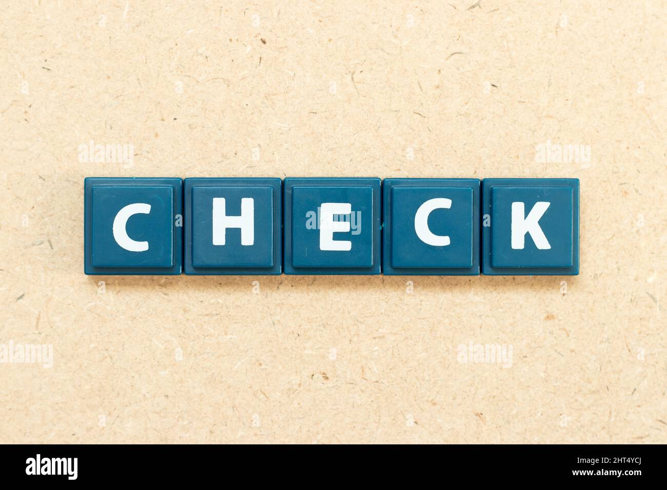 Kachel Alphabet Buchstaben in Wort prüfen auf Holz Hintergrund Stockfoto