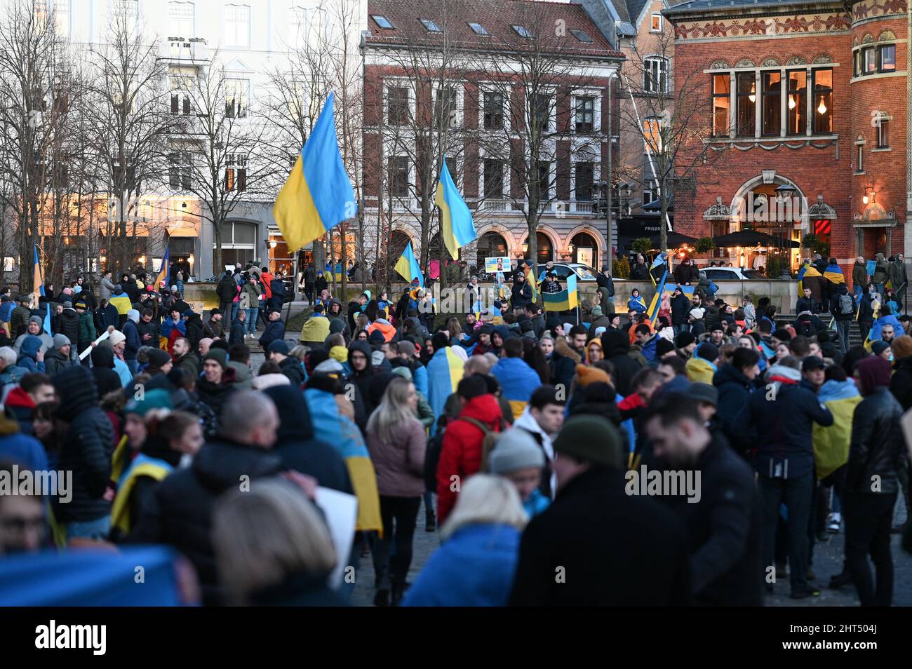 Menschenmassen protestieren gegen die russische Invasion in der Ukraine: Anti-Kriegs-Proteste Demonstration am 26. Februar 2022 in Aarhus, Dänemark. Zeigt PE Stockfoto